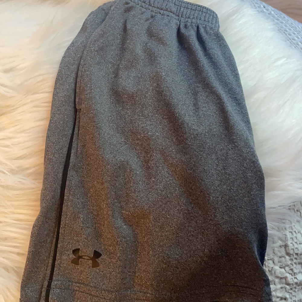 NWOT under armour grey & black shorts w pockets. Size 4 boys. *1 - Picture 5 of 5